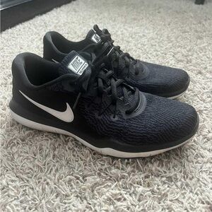**SOLD** Women’s Nike tennis shoes